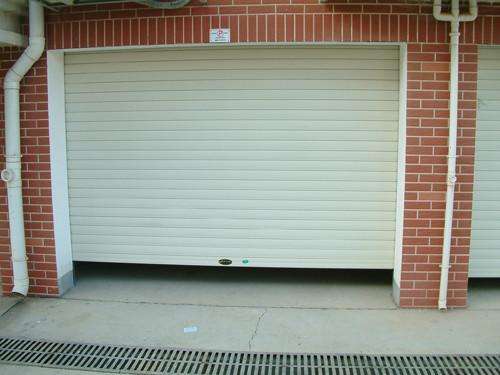 車庫(kù)門(mén)